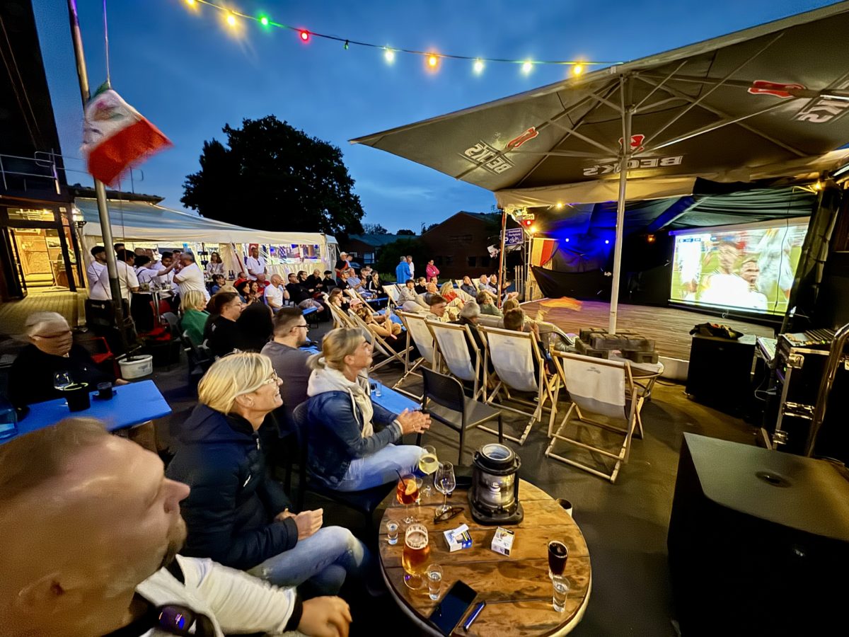 Fußball EM Viertelfinale – Rudelgucken-Public Viewing